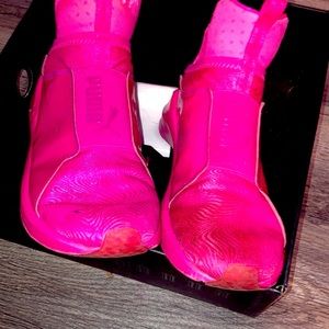 PUMA/Fenty. Showstoppers!!!!  RUNNING Sneakers in FIERCE PINK. Be admired🔥🔥🔥